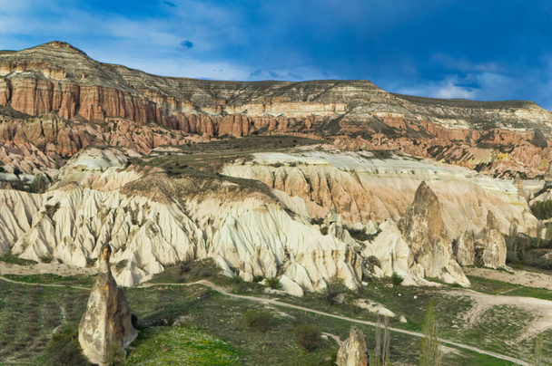 Typisch Cappadocië landschap zacht vulkanisch gesteente, gevormd door erosie in Goreme, Turkije. - Foto, afbeelding