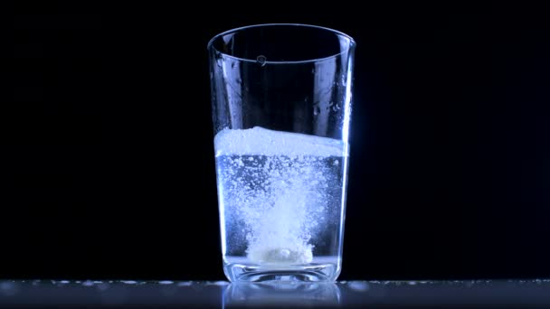 Bubbling Effervescent Vitamin C Tablet in Glass Cup of Water - health boost concept - Footage, Video