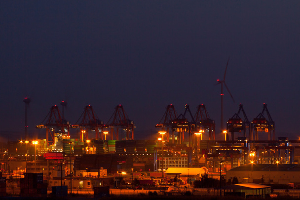 Der Hamburger Hafen bei Nacht - Foto, Bild