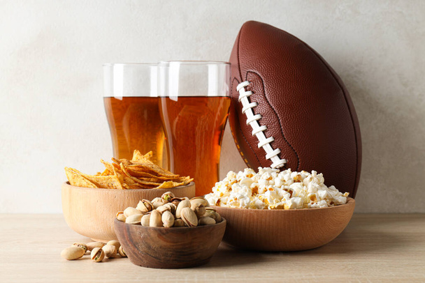 Bier mit Snacks und einem Rugbyball - Foto, Bild