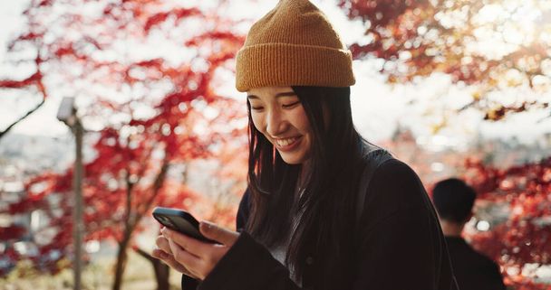Selfie, voyage et femme japonaise en forêt pour des vacances, des vacances et des aventures au Japon. Heureux, sourire et personne prendre des photos sur smartphone dans la nature pour les médias sociaux post, souvenirs et blog en ligne. - Photo, image