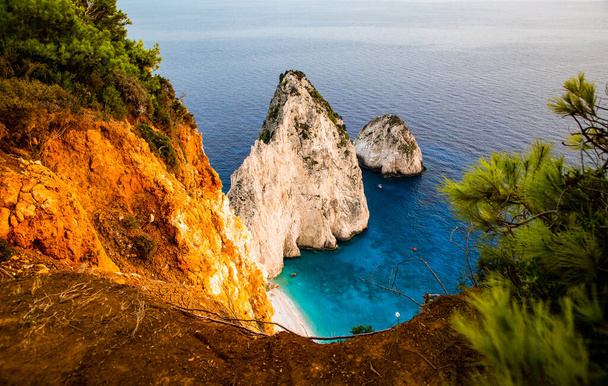 вид на Кері та знамениті скелі Мізрі з бірюзовим морем на острові Закінф Греція - Фото, зображення