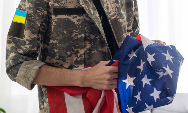 Военный с флагом США. - Фото, изображение