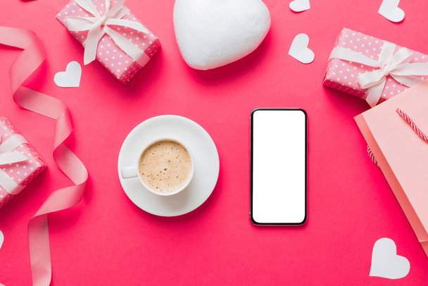 teléfono inteligente con café para el día de San Valentín, caja de regalo y sobre, corazones. - Foto, Imagen