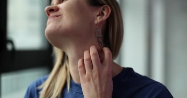 Женщина царапает шею на месте раздражения замедленной съемки. Страдающая женщина массирует кожу шеи зудом в месте раздражения. Симптомы концепции экземы - Кадры, видео