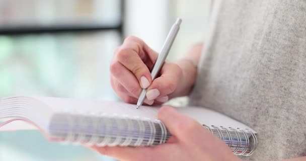 Γυναίκα γεμίζει σελίδα από σημειωματάριο με προσωπικές σκέψεις και αναμνήσεις αργή κίνηση. Επιχειρηματίας γράφει στο προσωπικό πρόγραμμα προγραμματιστής ημέρα - Πλάνα, βίντεο