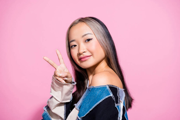 Profile portrait of lovely positive person arm fingers demonstrate hello greetings v-sign isolated on pink color background. - Foto, afbeelding
