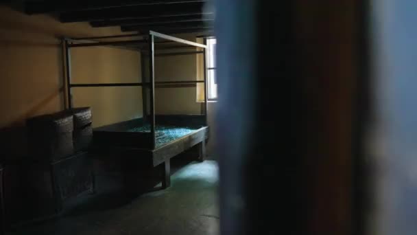 ベッドと窓が付いている古い刑務所の部屋の内部 - 映像、動画