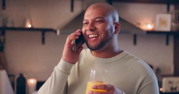 Άνθρωπος, τηλεφώνημα και ένα ποτήρι χυμό στο σπίτι, νύχτα ή χαμόγελο σε συνομιλία, επικοινωνία ή αστείο chat. Πρόσωπο, smartphone και χαρούμενος με υγιεινό ποτό, ακρόαση και κινητή σύνδεση στο διαμέρισμα. - Πλάνα, βίντεο