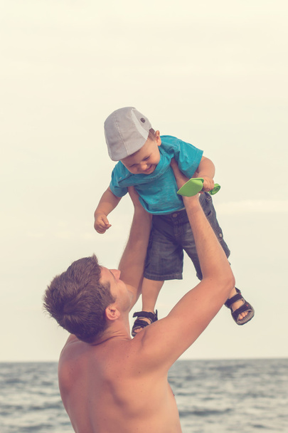 Baba oğlu ile sahilde oynarken. Kadar yükselen - Fotoğraf, Görsel