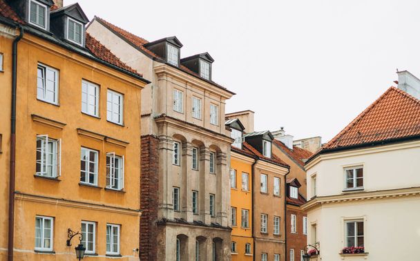 Bunte historische Häuser in der Altstadt von Warschau, Polen. - Foto, Bild
