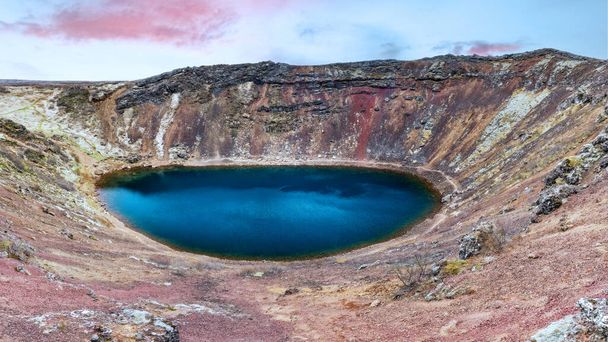 керидный вулканический кратер в районе Гримснес на ледяной земле. - Фото, изображение