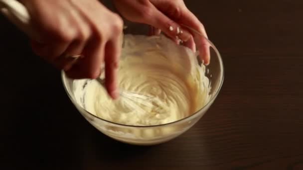 Mischen von Quark und Sahne für eine Glasur zum Backen in einer Glasschüssel Nahaufnahme - Filmmaterial, Video