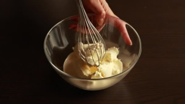 mezcla de queso ricotta y crema para hacer un esmalte para hornear en un recipiente de vidrio de cerca - Imágenes, Vídeo