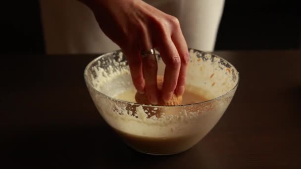 Domowej roboty Bliss: Muffinki migdałowe z Orange Glaze Close-Up - Materiał filmowy, wideo
