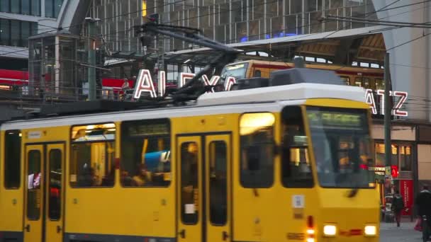 Stanice metra Alexanderplatz v Berlíně - Záběry, video