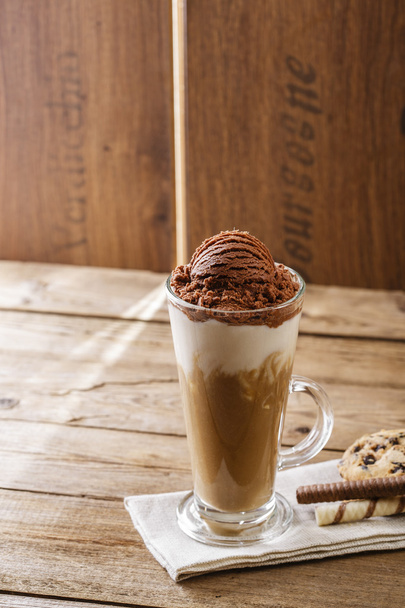 Café helado con leche y helado de chocolate
 - Foto, Imagen