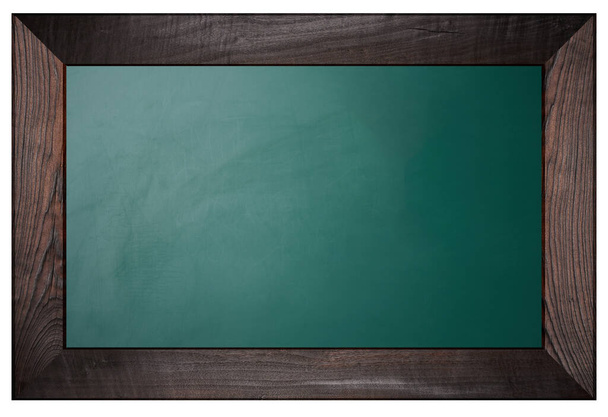 Чистая зеленая меловая доска в коричневой рамке на изолированном фоне - Фото, изображение