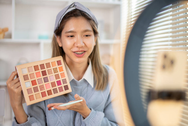 Blogger de belleza, Mujer enseñando cómo aplicar maquillaje, Cosméticos recomendados, Grabar vídeo en streaming vlog. - Foto, imagen