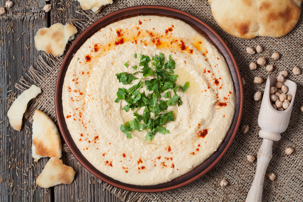 Hummus smaczne tradycyjne potrawy z tahini wklej, oliwy z oliwek, papryka i pietruszka - Zdjęcie, obraz