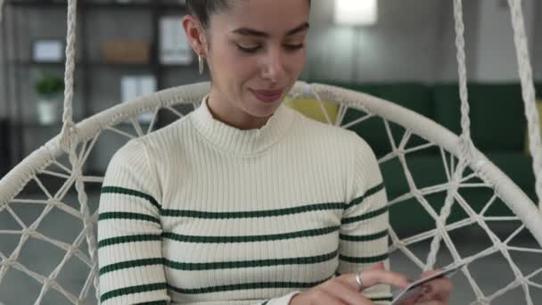 Egy nő felnőtt kaukázusi nő ül otthon boldog mosoly hold bank hitelkártya online vásárlás e-bank koncepció valós emberek másolja tér e-kereskedelem vásárolni vagy foglalás - Felvétel, videó