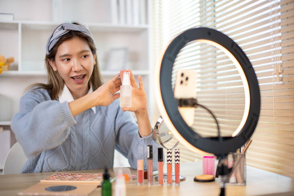 blogerka piękności, Kobieta uczy jak stosować makijaż, Polecane kosmetyki, Zapis vlog streaming wideo. - Zdjęcie, obraz