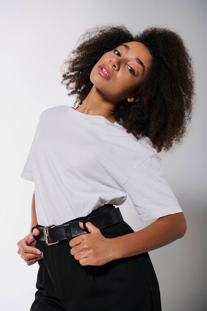 elegancki Afroamerykanka Afroamerykanka w modnym stroju patrząc na aparat, koncepcja mody - Zdjęcie, obraz