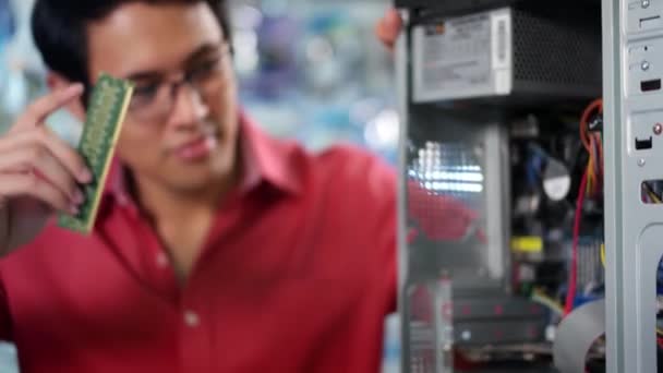 Portret van Chinese Man opbrengt Pc In computerwinkel - Video