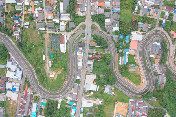 Vista aérea de los coches que conducen en curvas, camino curva en zigzag o calle en la colina de montaña con árboles de bosque natural verde en la ciudad rural de Songkhla, Tailandia. Transporte.. - Foto, imagen