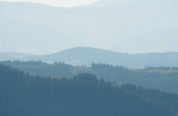Φθινόπωρο στην περιοχή Beskid των Καρπαθίων Βουνό κοντά στην πόλη Slavsko, Ουκρανία - Φωτογραφία, εικόνα