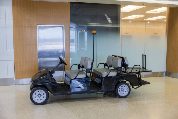 Widok z bliska pojazdu elektrycznego do szybkiego przewozu osób na lotnisku. Stany Zjednoczone.  - Zdjęcie, obraz