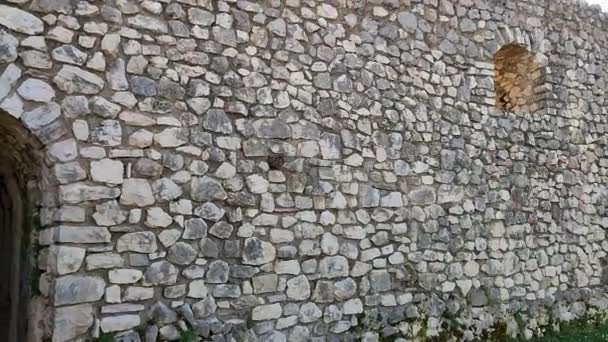 Boiano, Molise, Italia 9 novembre 2023: Panoramica delle rovine del Castello Normanno di Pandone, costruito nell'XI secolo, che domina il borgo di Civita Superiore - Filmati, video