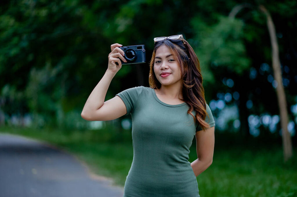 Gyönyörű ázsiai turista és a személyes kamera női fotós Surround Milleles - Fotó, kép