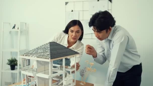 Profesyonel kooperatif beyaz mimar mühendis ekibi ev modelini dikkatle incelerken beyaz modern ofisteki model yapısı hakkında tartışırlar. Yaratıcı karar ve takım çalışması. - Yakın çekim. Tertemiz.. - Video, Çekim
