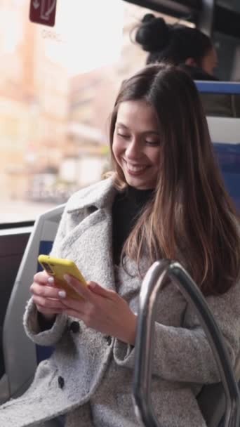 Jeune femme dans un bus utilisant un téléphone portable. Images de haute qualité - Séquence, vidéo