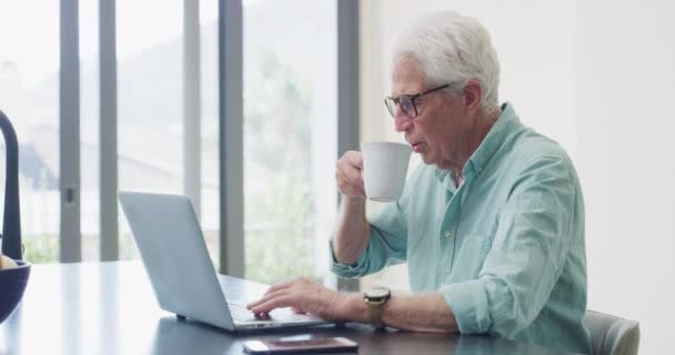 Ev bilgisayarı, kahve fincanı ve yaşlı adam proje planı, online geliştirme veya beyin fırtınası fikirleri düşünün. Çay fincanı, uzaktan çalışma ve olgun serbest yazar tercihi, kararı veya problem çözme çözümünü hatırla. - Video, Çekim