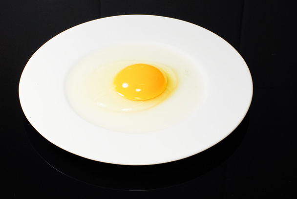 Uovo crudo - Φωτογραφία, εικόνα