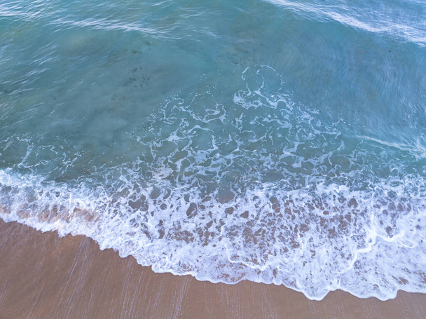 Top pohled pláž s vlnami zřícení na písčité pobřeží, Krásné vlny mořské hladiny v létě přímořské pozadí, Úžasná pláž barevné vodní pozadí - Fotografie, Obrázek
