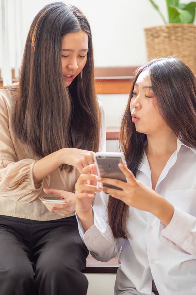 Бізнес азіатська жінка використовує смартфон телекомунікаційний онлайн маркетинг рука крупним планом в домашньому офісі - Фото, зображення