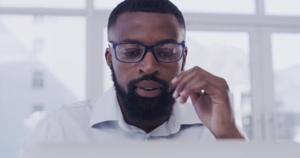 Siyahi adam, ofis ve iş için gözlük, aşırı çalışma ve sorun için dizüstü bilgisayar, danışman ya da sinirli. Muhasebeci, son teslim tarihi ve tükenmiş iş, teknoloji ve baş ağrısı, kriz ve hata yüzünden üzgün.. - Video, Çekim
