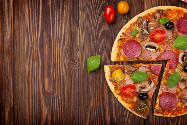 italienische Pizza mit Peperoni - Foto, Bild
