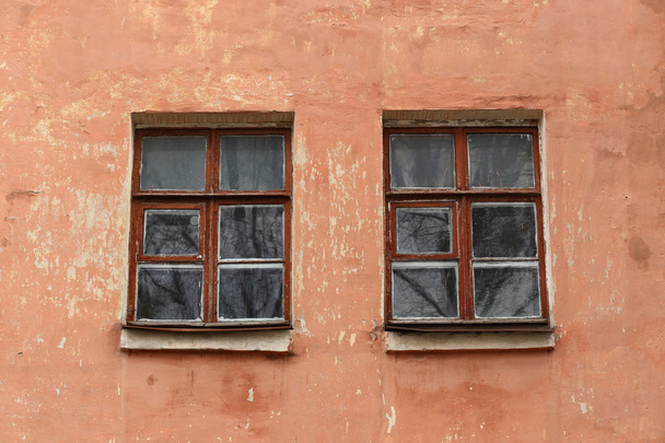 Ikkunat vanhan talon seinällä
 - Valokuva, kuva