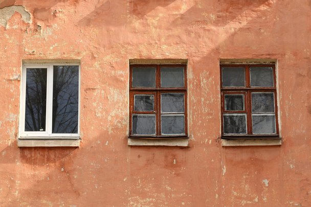 Windows στον τοίχο του παλιού σπιτιού - Φωτογραφία, εικόνα