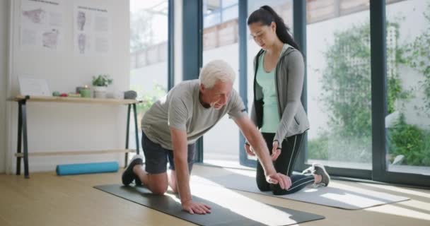 Fyzioterapeut, rehabilitace a starší muž protahování pro chiropraktické podlahové cvičení, ortopedické cvičení nebo hojení Zdravotnická podpora, fyzioterapie a chiropraktik pomáhá staršímu pacientovi. - Záběry, video