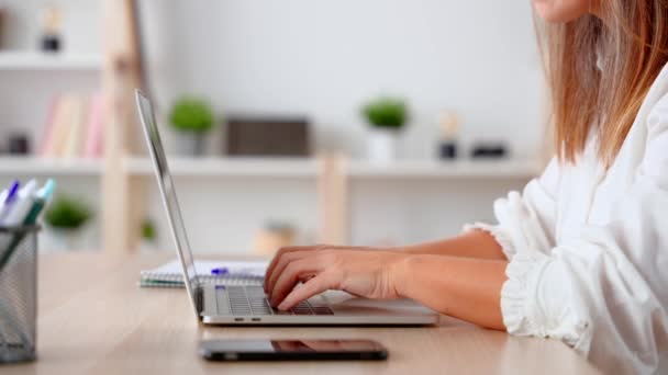 Lähikuva tunnistamaton nainen kirjoittamalla kannettavaan tietokoneeseen. Kädet näppäimistöllä. - Materiaali, video