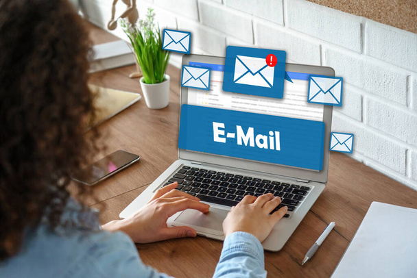 Frauen arbeiten Laptop mit E-Mail-Posteingang Elektronische Kommunikation Grafikkonzept - Foto, Bild