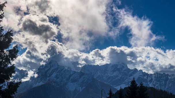 Wolken in de lucht boven de berg Forno, friuli venezia-giulia, Italië - Foto, afbeelding