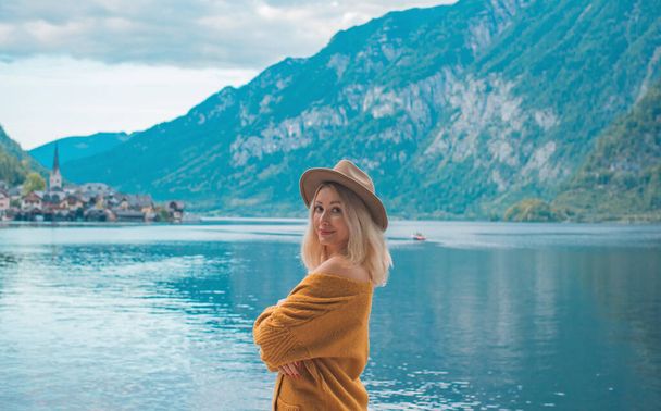 Vakantie in Oostenrijk. Begrip toerisme en vakantie. Vrouw rustend in Hallstatt, natuur scene - Foto, afbeelding