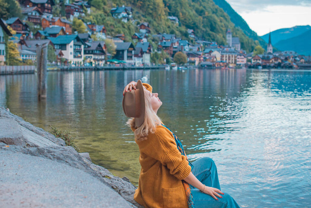 Vacances en Autriche. Concept de tourisme et de vacances. Femme au repos à Hallstatt, scène de la nature - Photo, image