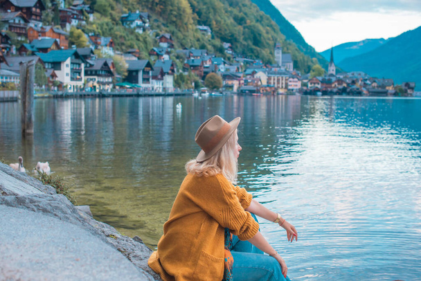 Avusturya 'da tatil. Turizm ve tatil kavramı. Hallstatt 'te dinlenen kadın, doğa sahnesi. - Fotoğraf, Görsel